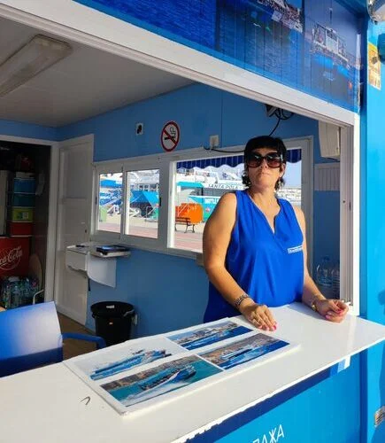 santa-pola-tabarca-chica-vendiendo